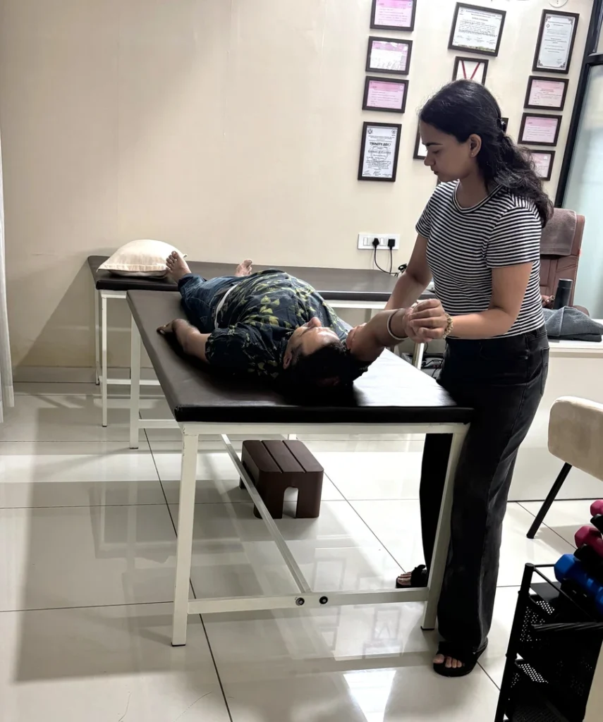 Cant lift you arm? get frozen shoulder treatment in Indore